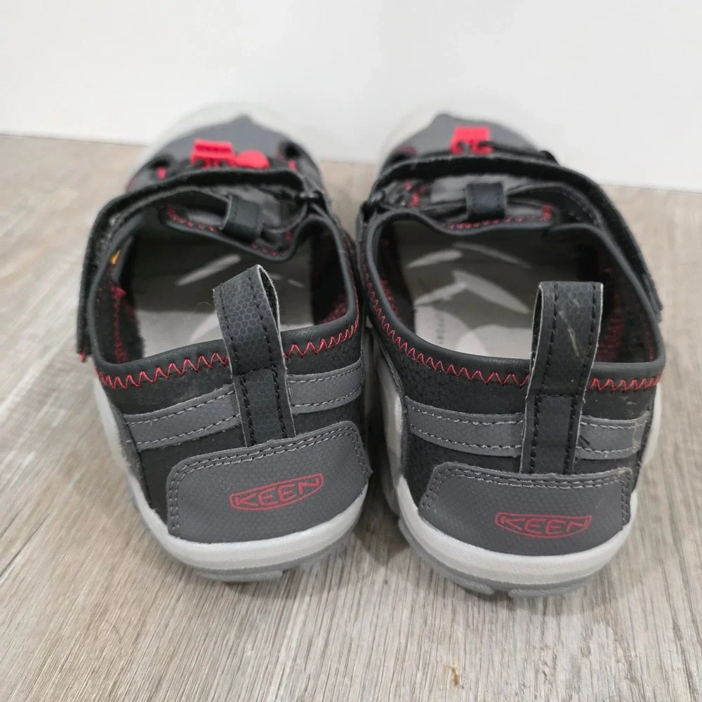 KEEN Boys Knotch Creek Sandals Size 6 Gray Red Hiking Water Shoes Closed Toe